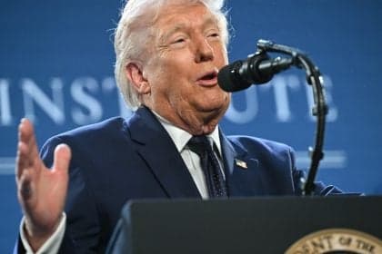 Tribunal dos EUA anula tarifa de 10% imposta por Trump