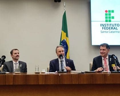 Concurso para professor de Libras é suspenso em SC após denúncias