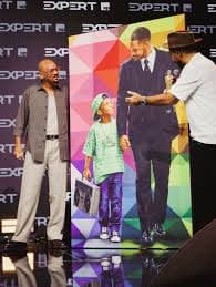 Will Smith Recebe um Quadro Gigante e Faz Brincadeira sobre Transporte