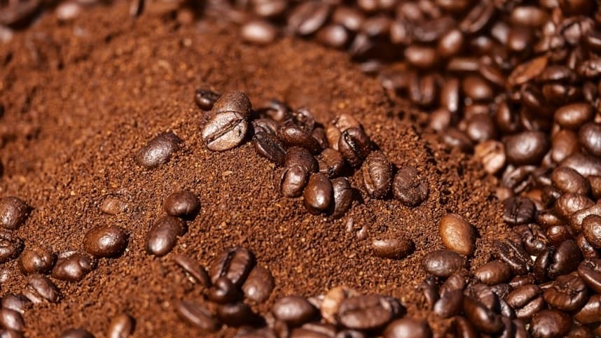 Café sobe em preço após queda de estoques e atraso na colheita