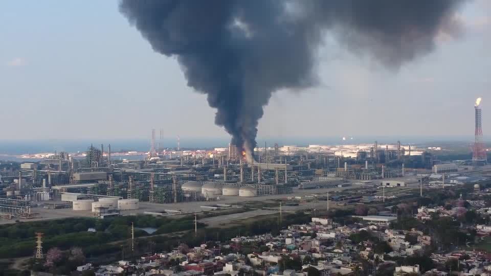 Incêndio em refinaria de Dos Bocas é controlado sem feridos
