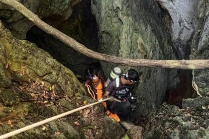 Mergulhadores resgatam cinco laosianos de caverna inundada