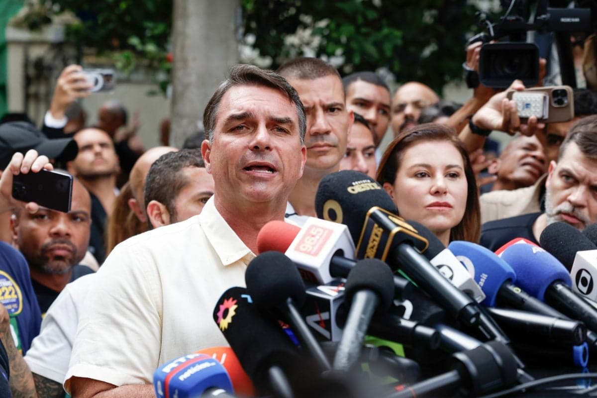 Valorização das ações e queda do dólar marcam mercado após votação de Flávio Bolsonaro