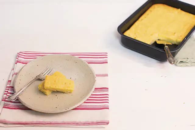 Bolo de Mandioca Cremoso com Calda de Coco: Receita Deliciosa