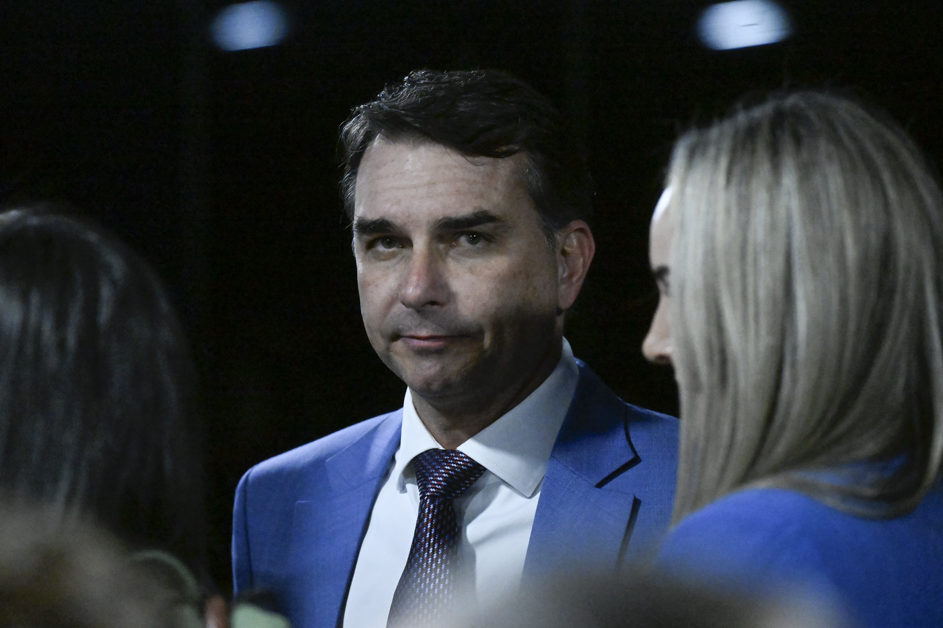Flávio Bolsonaro perde apoio evangélico e jovem na corrida presidencial