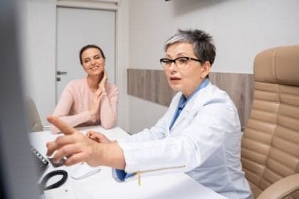 Mitos sobre reposição hormonal ainda geram insegurança entre mulheres