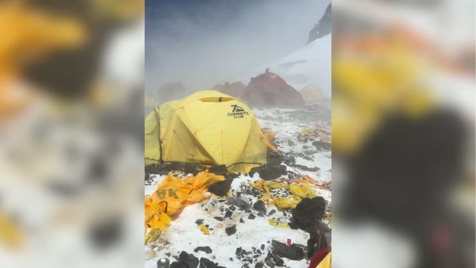 Nepal emite recorde de permissões para escalar Everest e gera polêmica