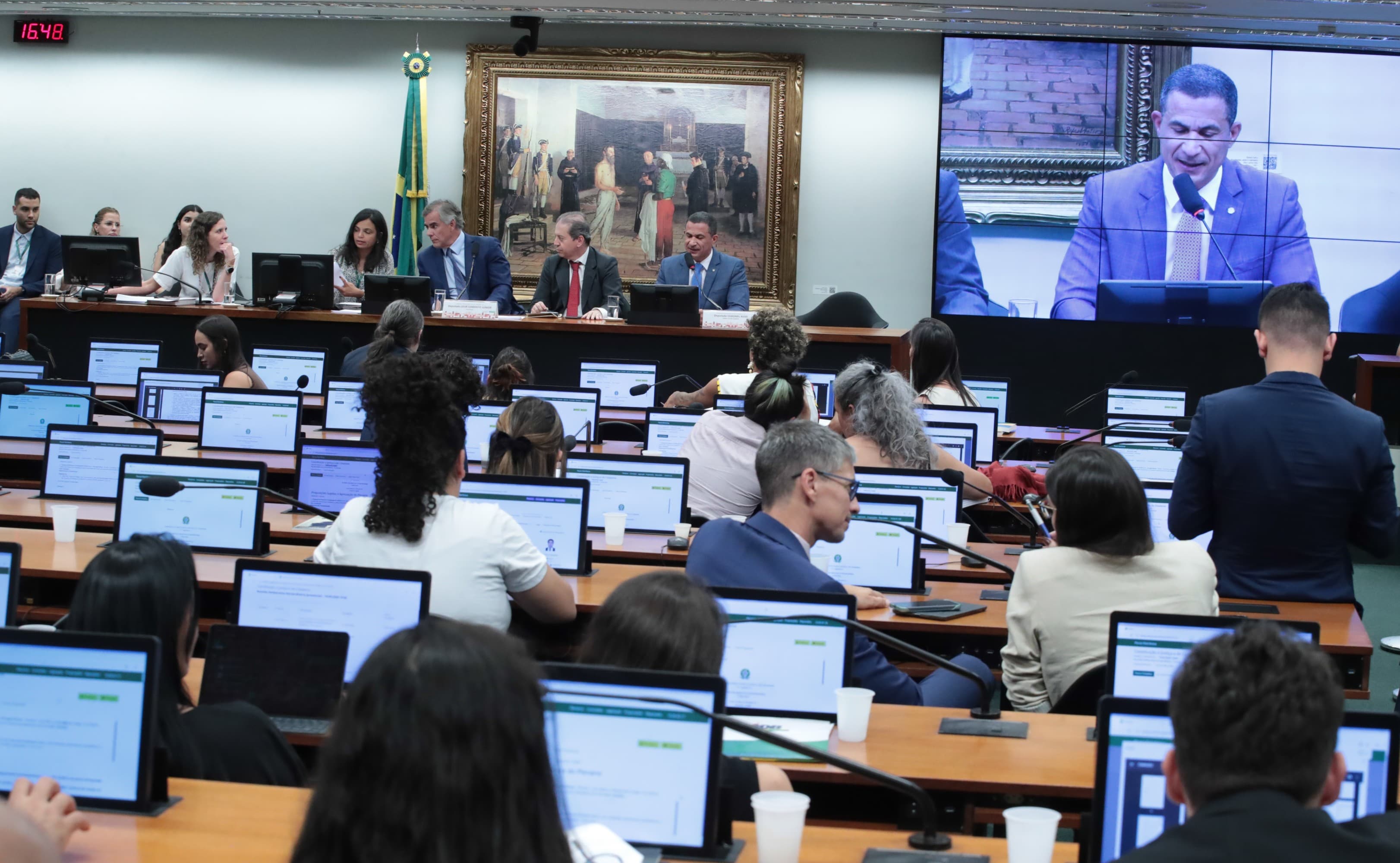 CCJ da Câmara discute PEC que reduz maioridade penal para 16 anos