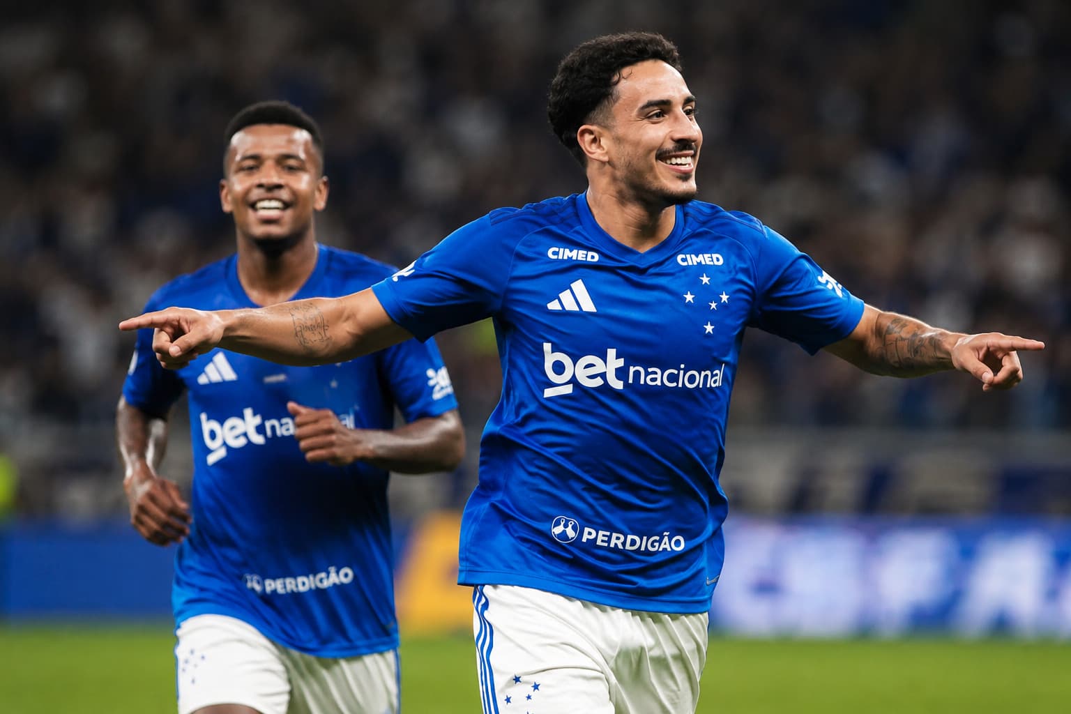 Cruzeiro vira no Barradão, mantém-se na briga e ganha fôlego para sequência do Brasileirão