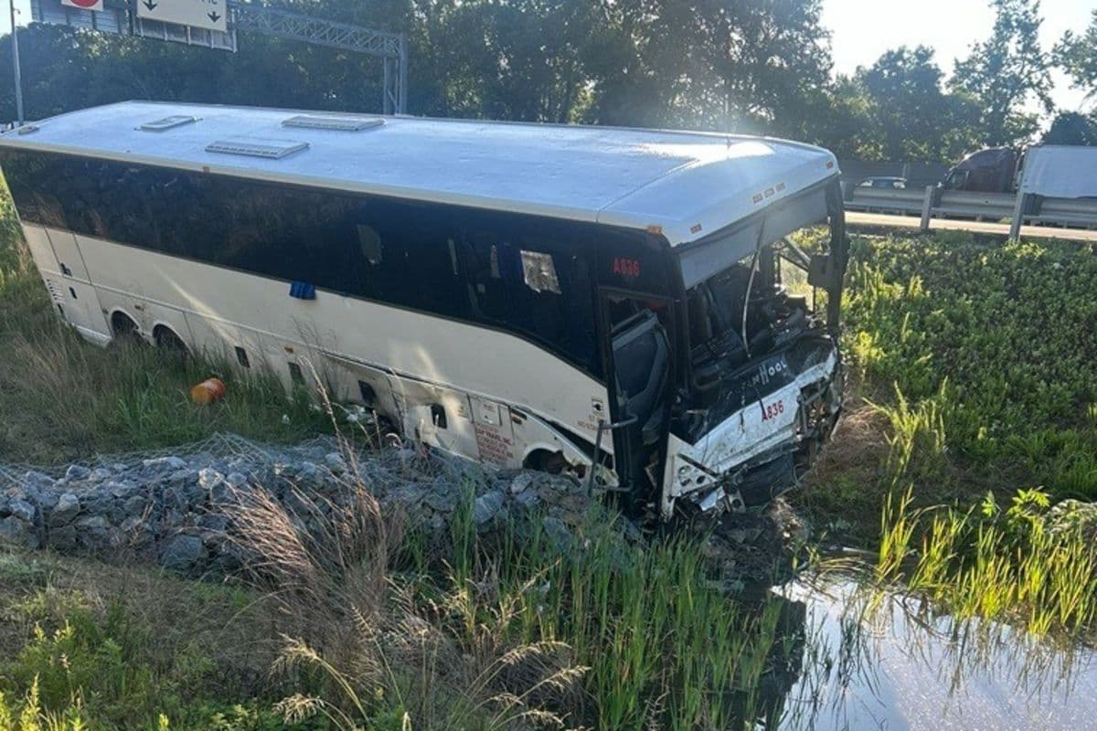 Colisão de ônibus com seis carros deixa cinco mortos na Virgínia