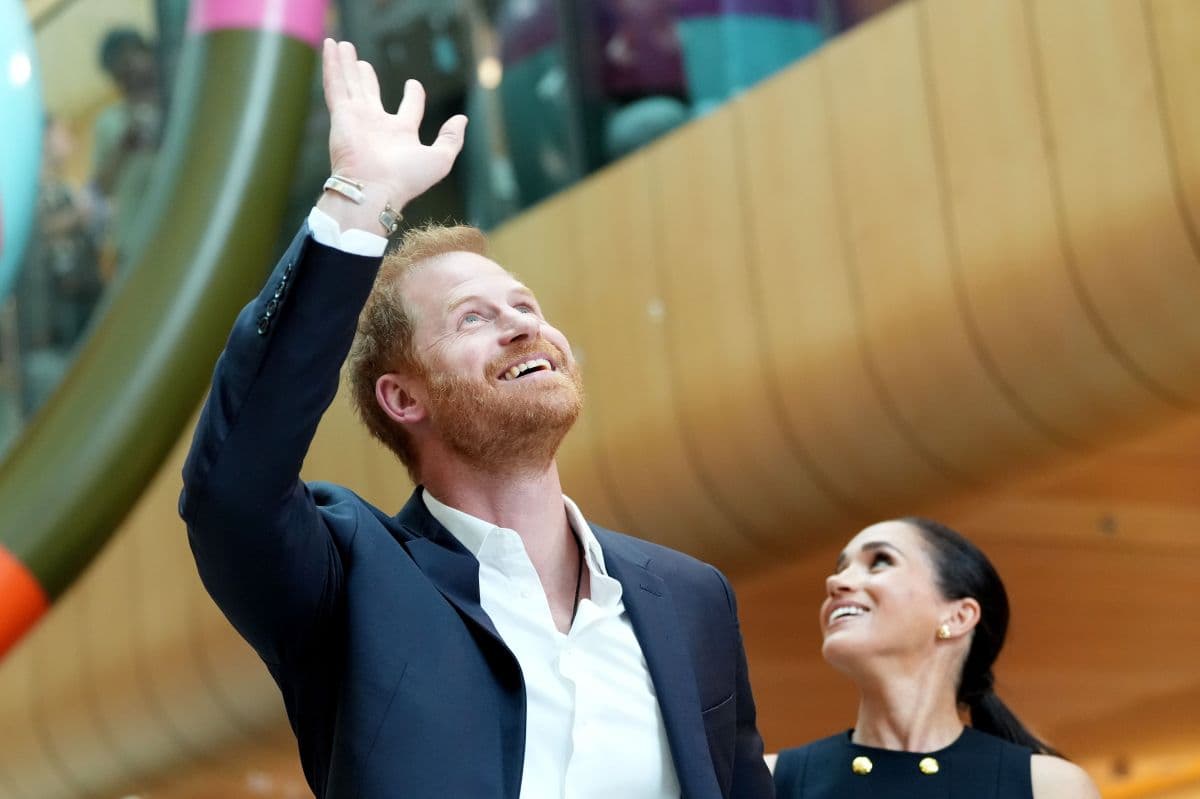 Príncipe Harry retorna ao Reino Unido com filhos para evento militar