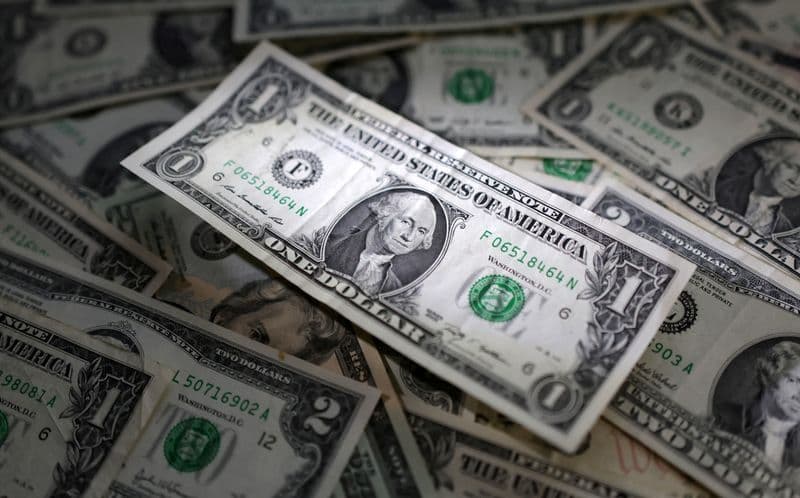 Dólar se mantém estável enquanto EUA propõem novas tarifas ao Brasil