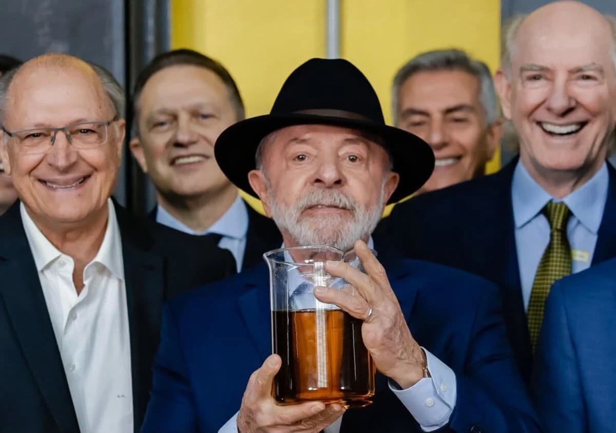 Lula supervisiona testes para aumentar mistura de biodiesel no Brasil