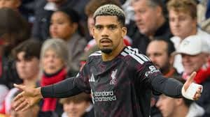 Ronald Araújo fala sobre sua experiência no Liverpool e mudança de posição