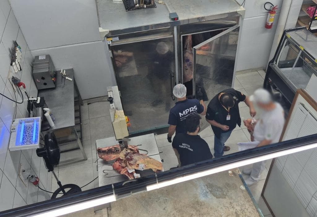 Fiscalização em Tapera apreende 2 toneladas de alimentos impróprios