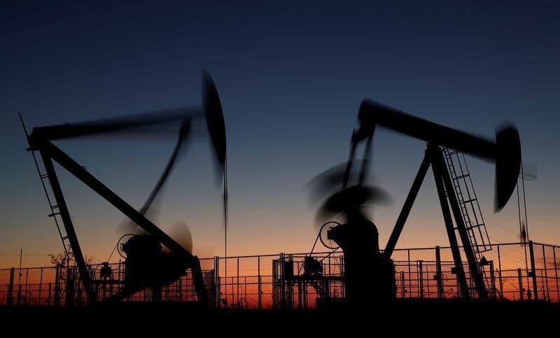 Petróleo Brent alcança aumento histórico com temores de bloqueio no Oriente Médio