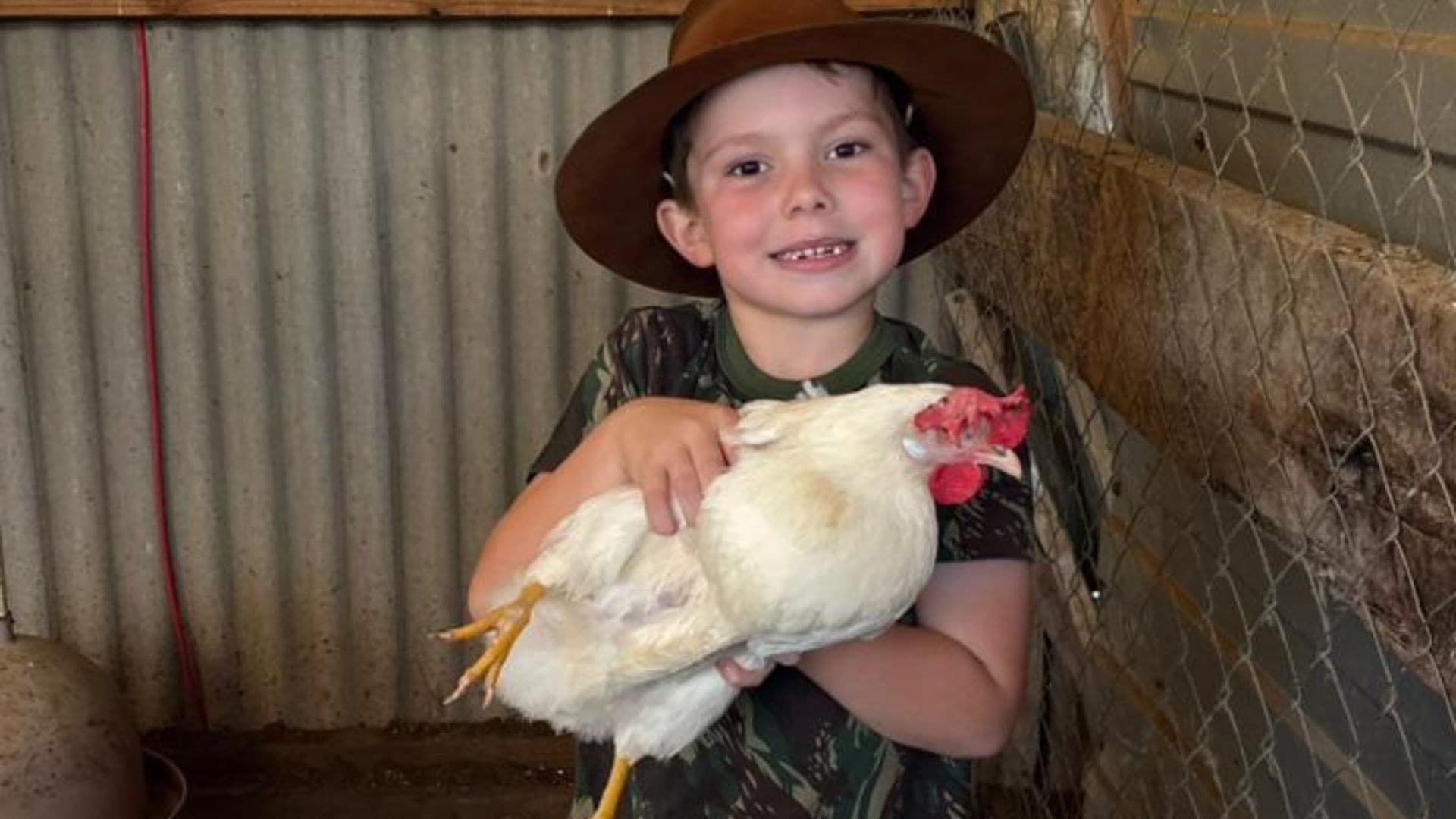 José Pedro, de 7 anos, cria negócio para pagar escola com ovos