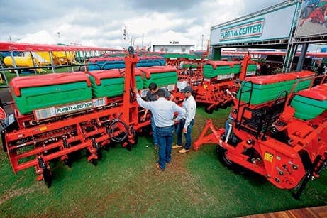 Vendas de máquinas agrícolas caem 22,2% em abril de 2026