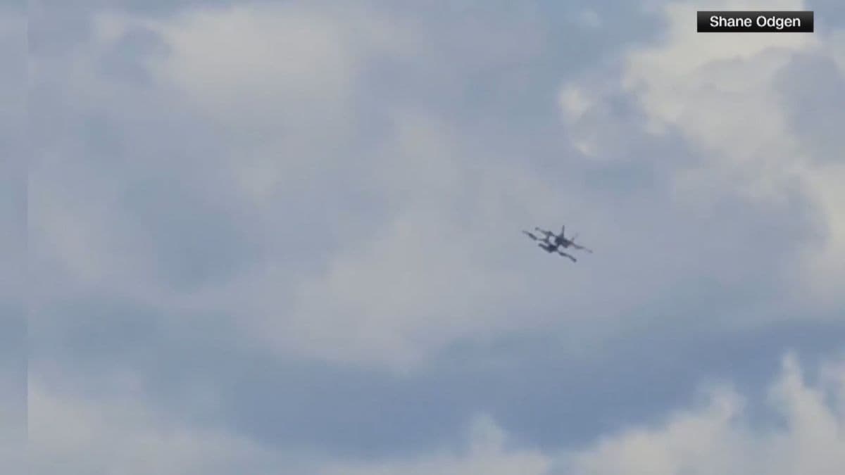 Colisão de jatos militares em show aéreo resulta em ejetamento seguro