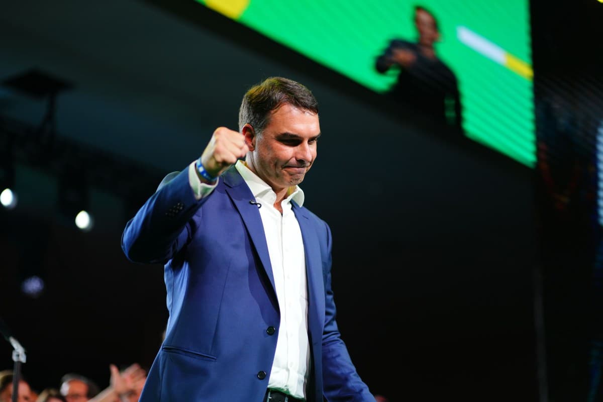Flávio Bolsonaro defende candidatura própria do PL em Minas Gerais