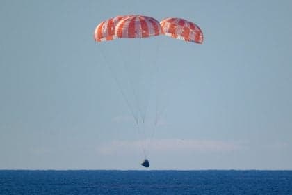 Astronautas retornam após missão histórica ao redor da Lua