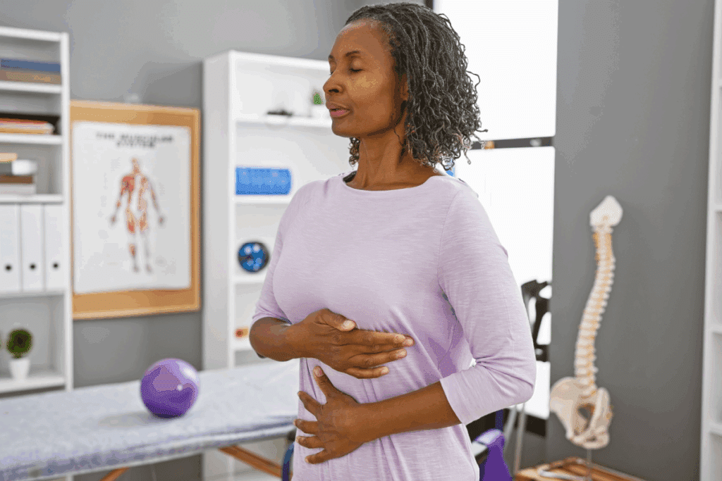 Fisioterapeuta ensina exercícios respiratórios para fortalecer pulmões no inverno