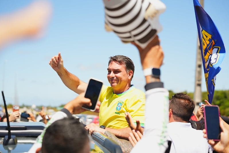 Flávio Bolsonaro viaja em jatinho vinculado a ex-banqueiro em 2025
