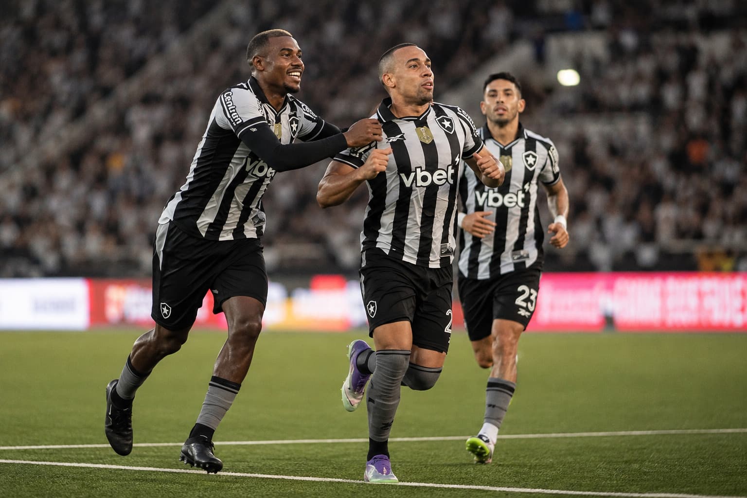 Botafogo pode ter Álvaro Montoro de volta contra o Coritiba; Edenilson segue fora