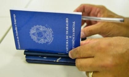 Emprego formal continua sendo prioridade para brasileiros, diz pesquisa