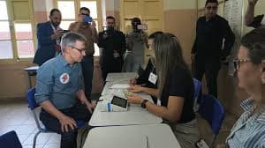 Romeu Zema realiza voto em escola no centro de Araxá