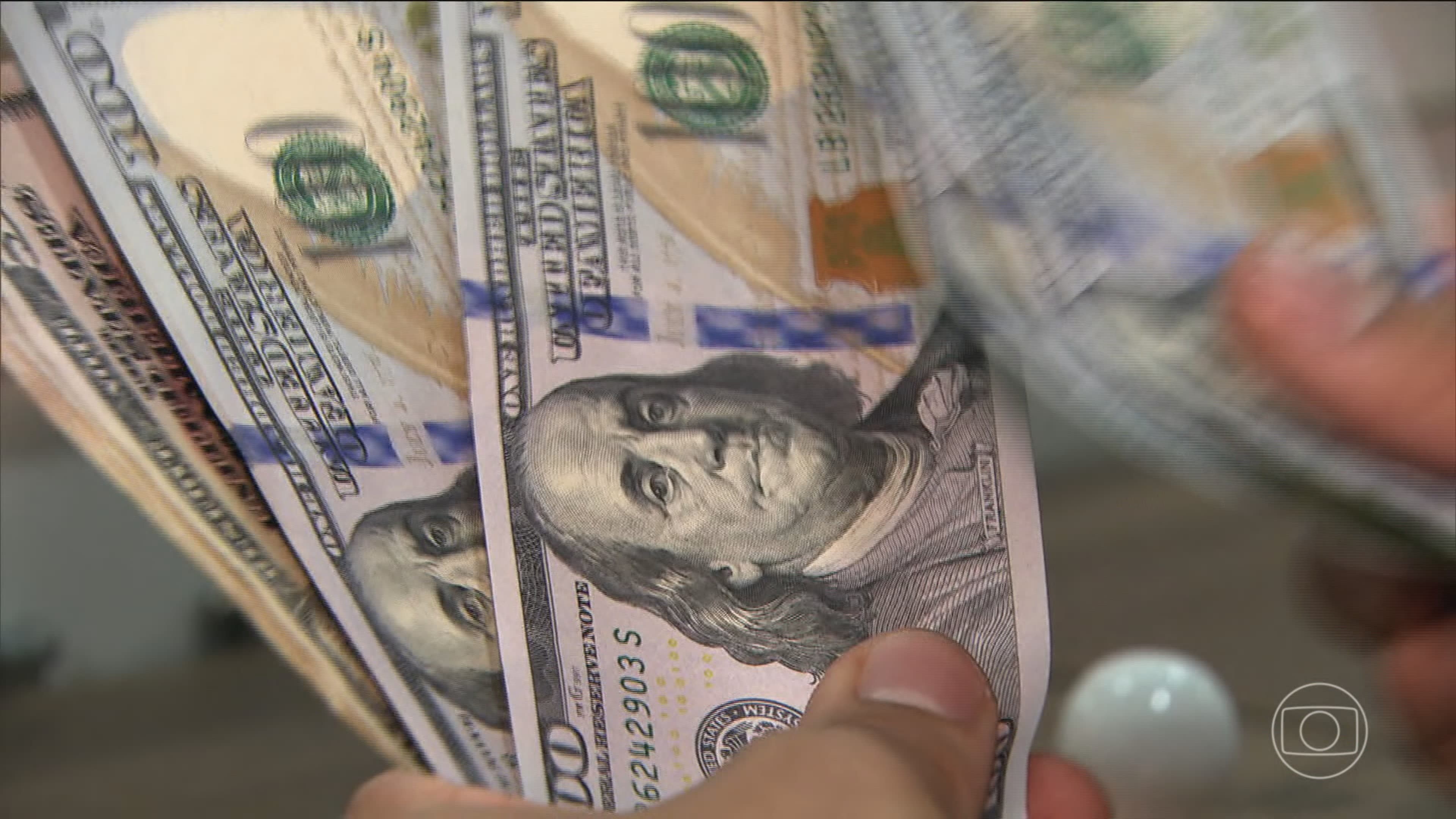 Dólar sobe com tarifa de Trump e tensões no Oriente Médio impactam mercado