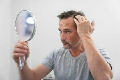 Queda de cabelo: causas e sinais que exigem atenção médica