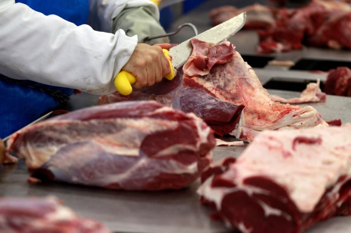 Suspensão de frigorífico gera alerta sobre carne brasileira na China