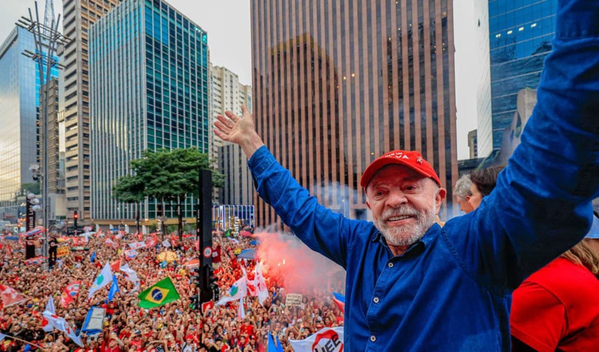 Lula é reeleito presidente em virada histórica contra Flávio Bolsonaro