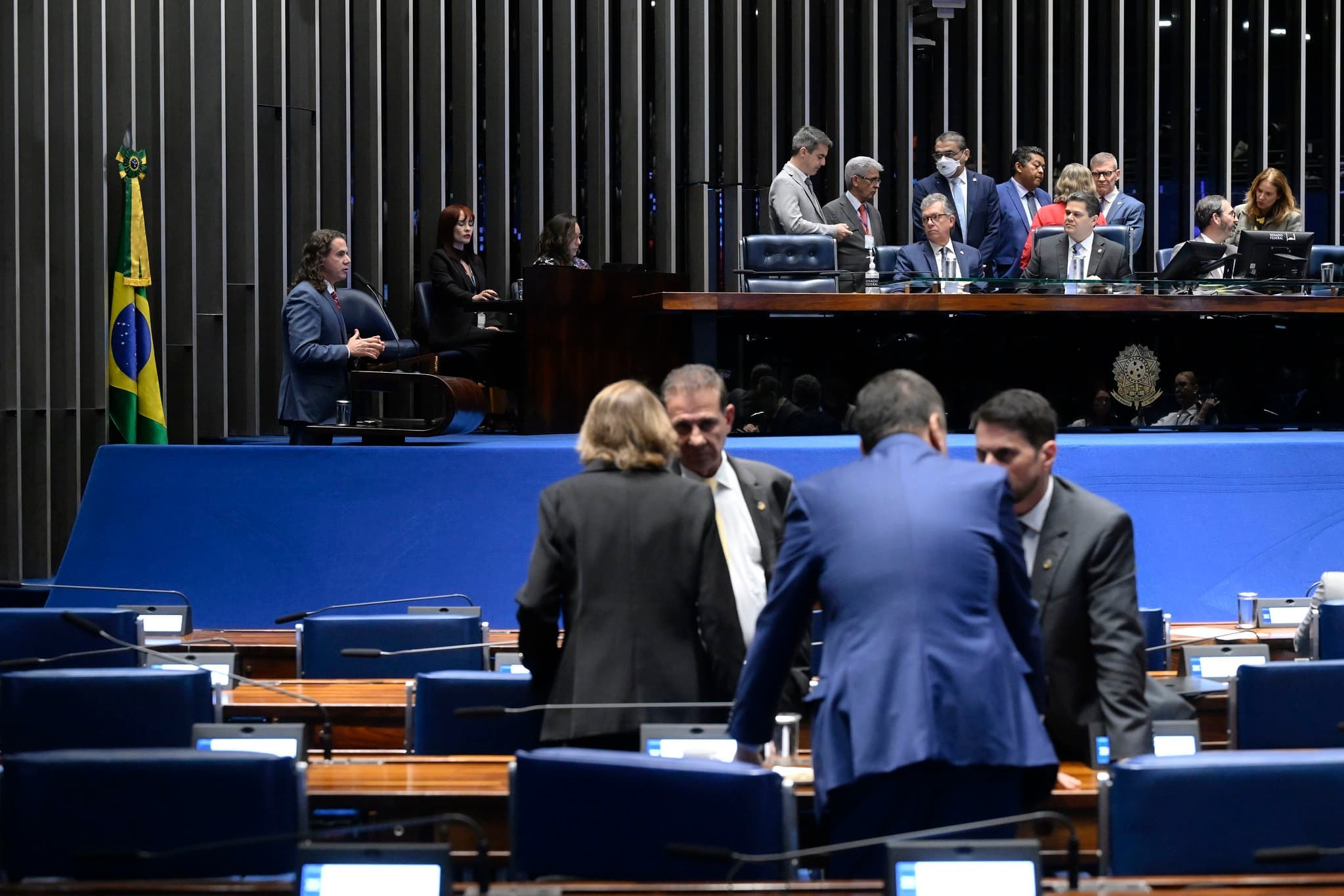 Senado aprova PEC que encerra escala 6x1; setores apresentam reações