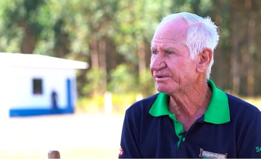 Pedro Antônio Oliveira troca reciclagem por avicultura no interior