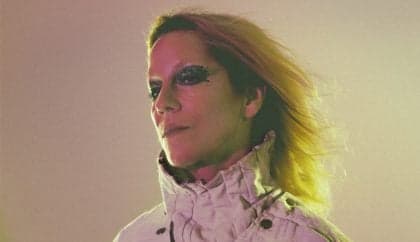 Karina Buhr lança 'Feixe de Fogo' com nova sonoridade