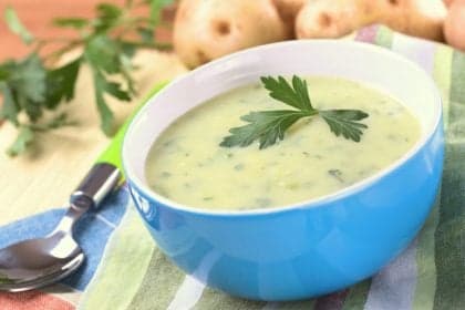 Caldo verde: 4 receitas práticas para aquecer seu inverno