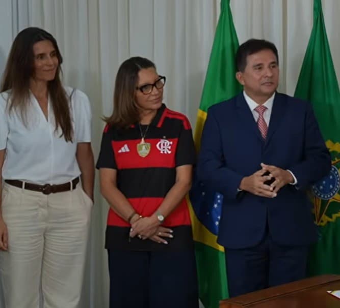 Janja da Silva usa medalha de Nossa Senhora Aparecida em evento no Planalto