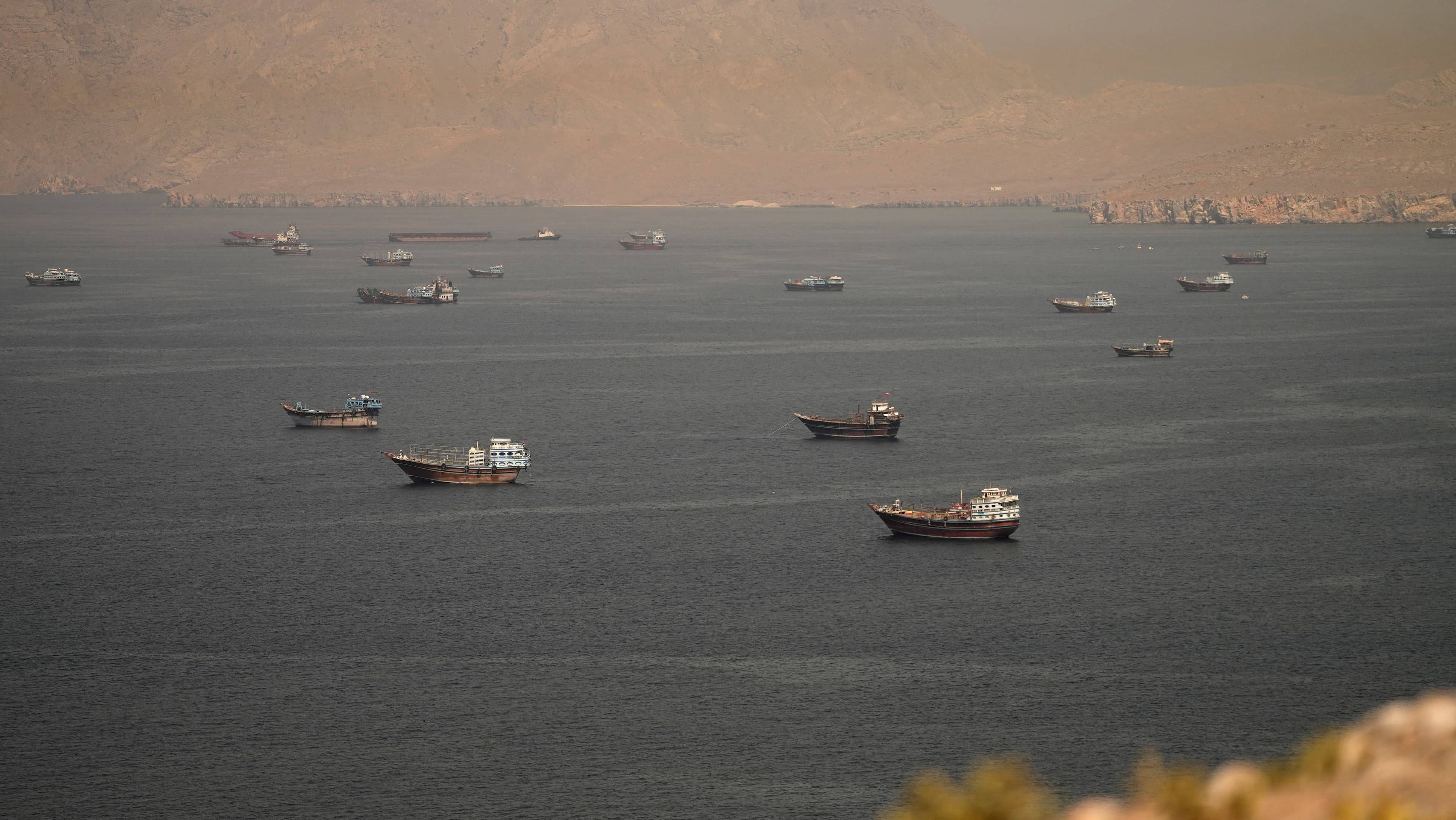 Tráfego de navios no Estreito de Ormuz bate recorde em junho